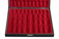 Eleganckie figury szachowe w czarnej drewnianej kasetce Eleganckie figury szachowe w czarnej drewnianej kasetce